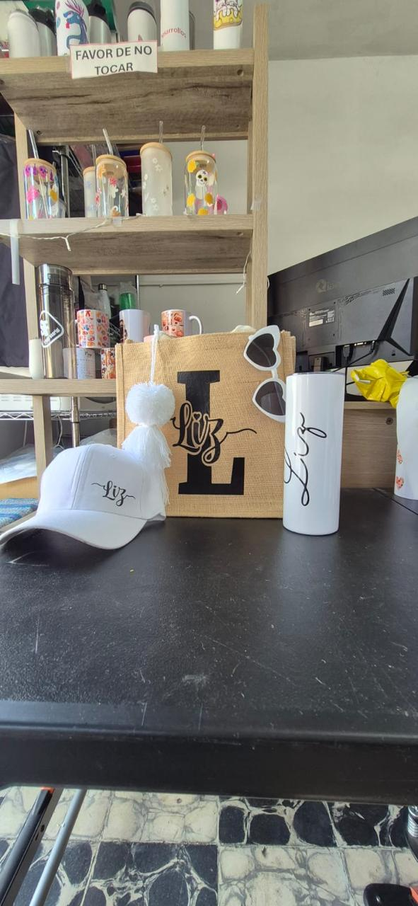 Kit personalizado con gorra, bolsa y termo